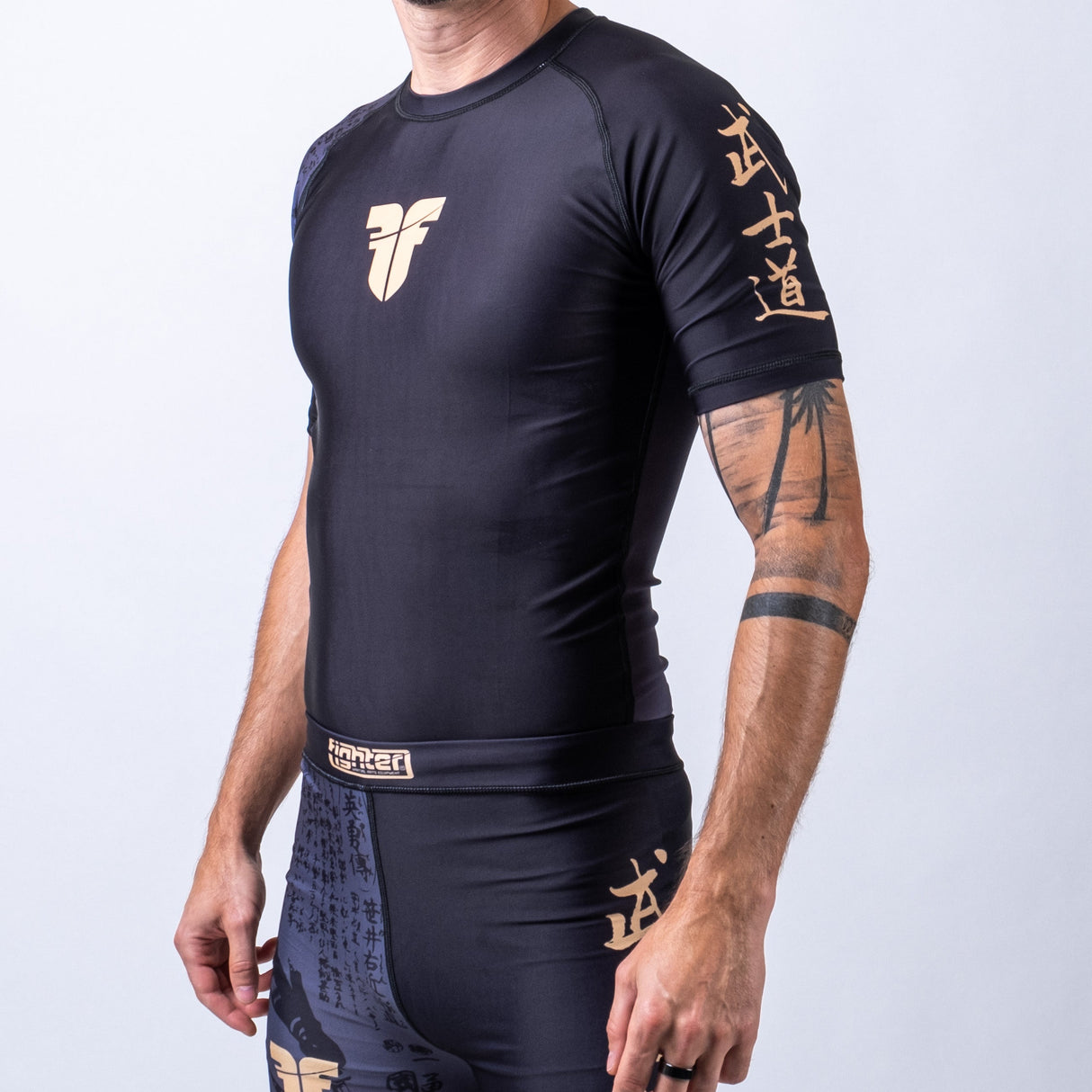 Fighter Rashguard Samurai mit kurzen Ärmeln – schwarz/gold, FRSG-SAM-01-SS